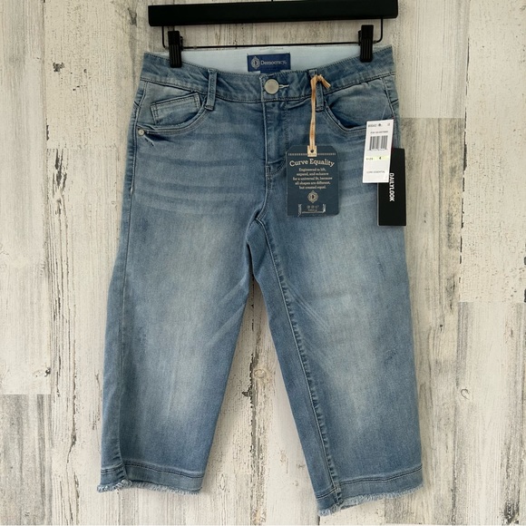 DEMOCRACY Light Wash Ab Solution Blue NEW Capri Jeans 4 - Picture 2 of 10